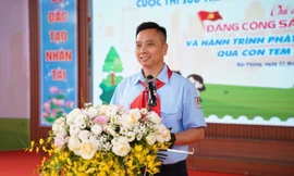 'Dấu ấn đỏ' tình yêu nước in trên từng con tem bưu chính