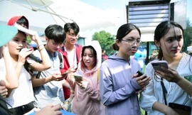 Sinh viên 'xả vai', hòa mình vào không khí náo nhiệt của Ngày thẻ Việt Nam 2025