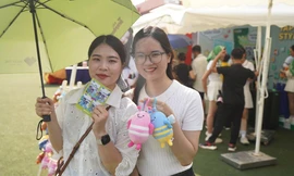 Nghìn lẻ một kiểu 'săn gấu' Sóng Festival tại SVĐ Bách Khoa 