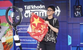 Gen Z thích thú với 'tài khoản chạm' của MB Bank tại Ngày thẻ Việt Nam 2025 