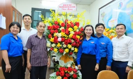 Ban Bí thư Trung ương Đoàn thăm, tặng hoa chúc mừng các đơn vị thuộc Bộ Công an