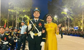 Hai mẹ con quân nhân cùng tham gia diễu binh, diễu hành A80