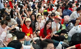Bạn trẻ từ phương Nam về Thủ đô đón chờ xem diễu binh, diễu hành