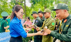 Thanh niên Thủ đô tiếp sức các khối diễu binh, diễu hành trong ngày tổng hợp luyện đầu tiên