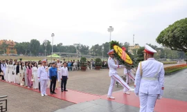 Nhà khoa học trẻ nhận Giải thưởng Quả Cầu Vàng vào Lăng viếng Bác