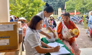 Cán bộ y tế bám từng thôn, cải thiện bữa ăn cho trẻ em nghèo