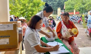 Cán bộ y tế bám từng thôn, cải thiện bữa ăn cho trẻ em nghèo