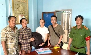 Bất ngờ phát hiện chiếc ba lô bên hông nhà, chứa nhiều vàng