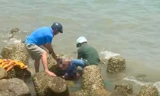 Phát hiện thi thể nam giới trôi dạt ở kè biển Phan Thiết