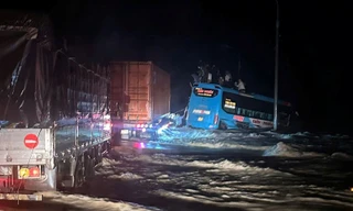 Giải cứu 33 người trên xe khách bị lũ cuốn trên Quốc lộ 1 qua Khánh Hòa