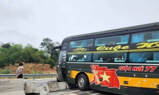 Khách hoảng loạn la hét khi xe mất lái, lao vào dải phân cách trên cao tốc 