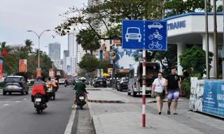 Cho phép ô tô lưu thông chung làn xe máy trên đường Trần Phú ở Nha Trang