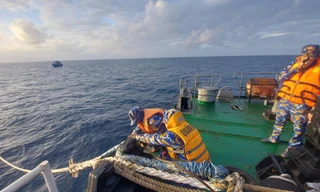 Cứu hộ tàu cá hỏng máy giữa biển động