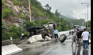 Xe tải lật chắn ngang đèo Cù Hin nối Nha Trang với sân bay Cam Ranh