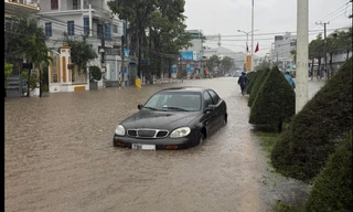Mưa lớn, nhiều nơi ở Nha Trang ngập nặng
