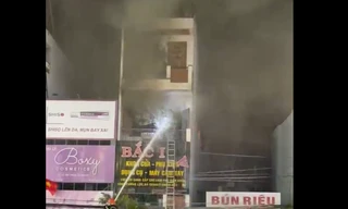 Cháy dữ dội tại căn nhà 4 tầng ở Nha Trang