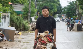 Người dân Nha Trang hối hả dọn dẹp sau lũ 
