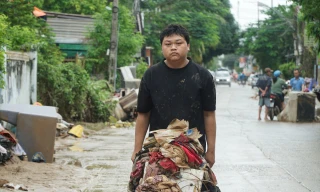 Người dân Nha Trang hối hả dọn dẹp sau lũ 