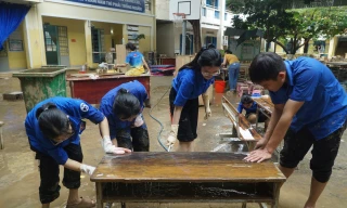 Hàng trăm trường còn ngổn ngang sau lũ, Khánh Hòa chi khẩn cấp 1–2 tỷ đồng cho từng địa phương