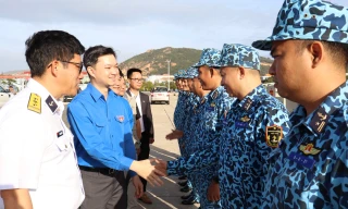 Bí thư Thường trực Trung ương Đoàn thăm, chúc Tết Vùng 4 Hải quân và Lữ đoàn Tàu ngầm 189