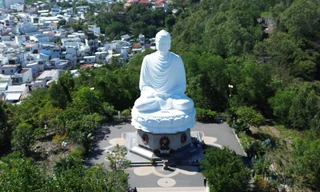 Điểm nhấn nổi bật nhất của chùa là tượng Kim Thân Phật Tổ – pho tượng Phật trắng khổng lồ tọa lạc trên đỉnh đồi Trại Thủy. Từ chân chùa, du khách phải leo qua hơn 150 bậc thang để lên đến tượng.