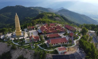 Lên núi Chín Khúc vãn cảnh chùa, nhìn Nha Trang từ trên cao