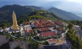 Lên núi Chín Khúc vãn cảnh chùa, nhìn Nha Trang từ trên cao