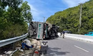 Xe tải lật dưới chân đèo Cù Hin, tuyến đường ra sân bay Cam Ranh ùn tắc kéo dài