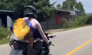 Nữ du khách người Nga vừa chạy xe phân khối lớn vừa biểu diễn trên yên xe ở Khánh Hòa