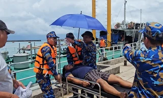 Cấp cứu kịp thời ngư dân bị nạn trên biển Trường Sa