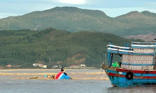 Hai ngư dân thoát chết sau khi bị nước lũ cuốn ra biển