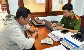 Người phụ nữ rút tiền từ ATM bị theo dõi, móc trộm 90 triệu đồng