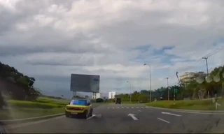 Lái ô tô đi ngược chiều, bị phạt 19 triệu đồng