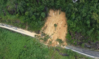 Một điểm sạt lở trên đèo Khánh Lê, đất đá tràn xuống đường bít hoàn toàn lối đi.