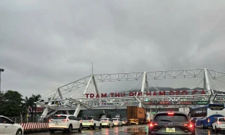 Hầm Đèo Cả ùn ứ do lượng người từ phía Nam về quê ăn Tết tăng mạnh