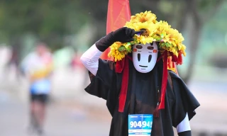 Bác sĩ hóa 'Vô diện' chạy 42 km, gây chú ý tại Tiền Phong Marathon 2026