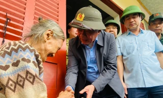 Thường trực Ban Bí thư Trần Cẩm Tú thăm hỏi, động viên người dân.