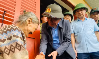 Thường trực Ban Bí thư Trần Cẩm Tú thăm hỏi, động viên người dân.