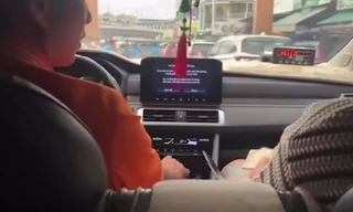 Công an làm việc với tài xế taxi tráo tiền du khách ở Nha Trang