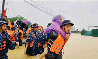 Chiến sĩ vùng 4 hải quân cứu người dân trong lũ dữ.