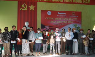 Báo Tiền Phong phối hợp cùng Quỹ Thiện tâm trao 150 suất quà Tết tại Khánh Hòa