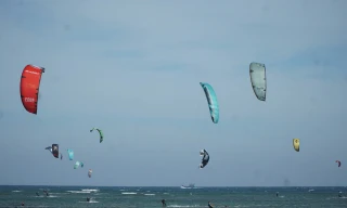 Vũ điệu trên không giữa biển Khánh Hòa