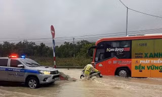 Quốc lộ 1 qua Khánh Hòa ngập sâu, nhiều hồ xả lũ 5 ngày