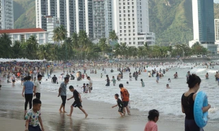 Cứu 10 người bị sóng lớn cuốn tại biển Nha Trang