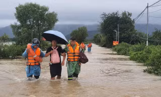 Khánh Hòa đang bị ngập lụt khắp nơi.