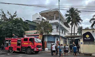 Cháy lớn thiêu rụi toàn bộ kho hàng một công ty ở Nha Trang