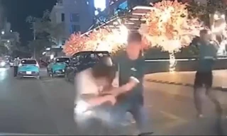 Người đàn ông bị đánh gục trước Trung tâm thương mại Gold Coast Nha Trang