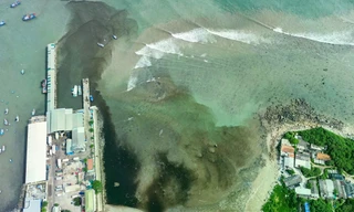 Dòng nước đen ngòm, hôi thối từ bãi rác xả thẳng ra biển Nha Trang 