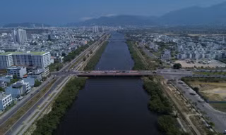 Nên chặt hay giữ hàng cây xanh dọc hai bờ sông Quán Trường ở Nha Trang?