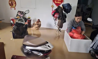 Lũ tràn vào nhà dân ở phường Tây Nha Trang.